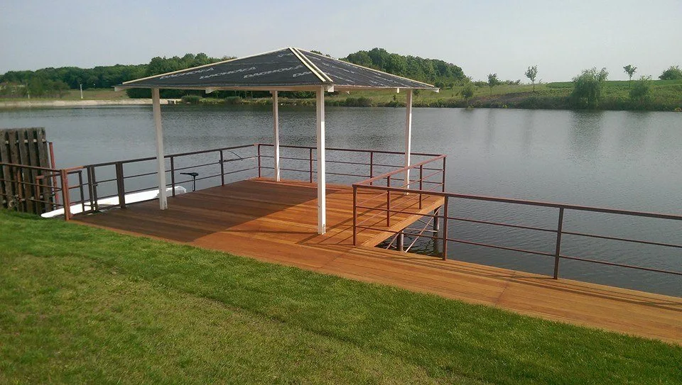Ponton din deck Garapa pe malul unui lac, cu un foișor