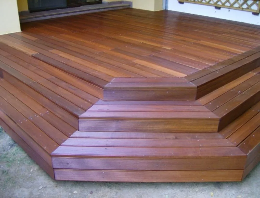 Terasă și trepte din deck Massaranduba la intrarea într-o casă
