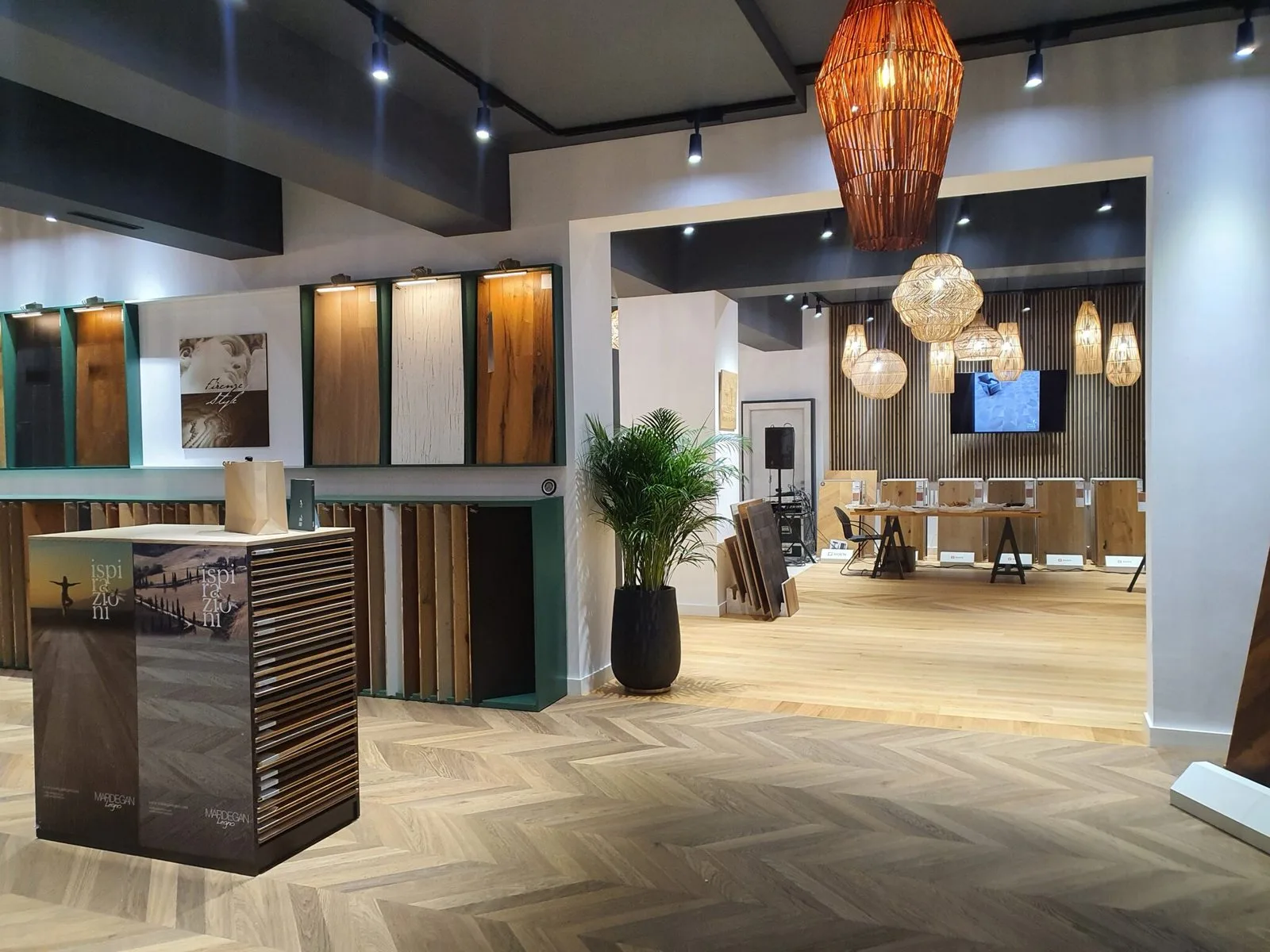 Interiorul showroomului Selva Floors din București, cu mostre de parchet expuse